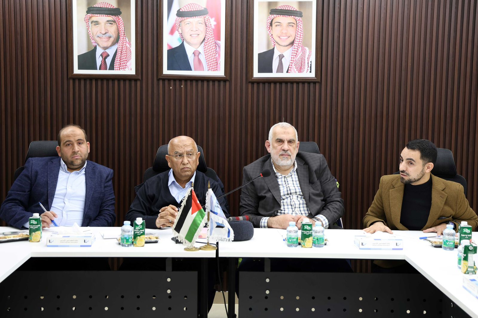 جلسة حوارية تناقش التحديات التي تواجه العمل الاستشاري في الهندسة الكهربائية