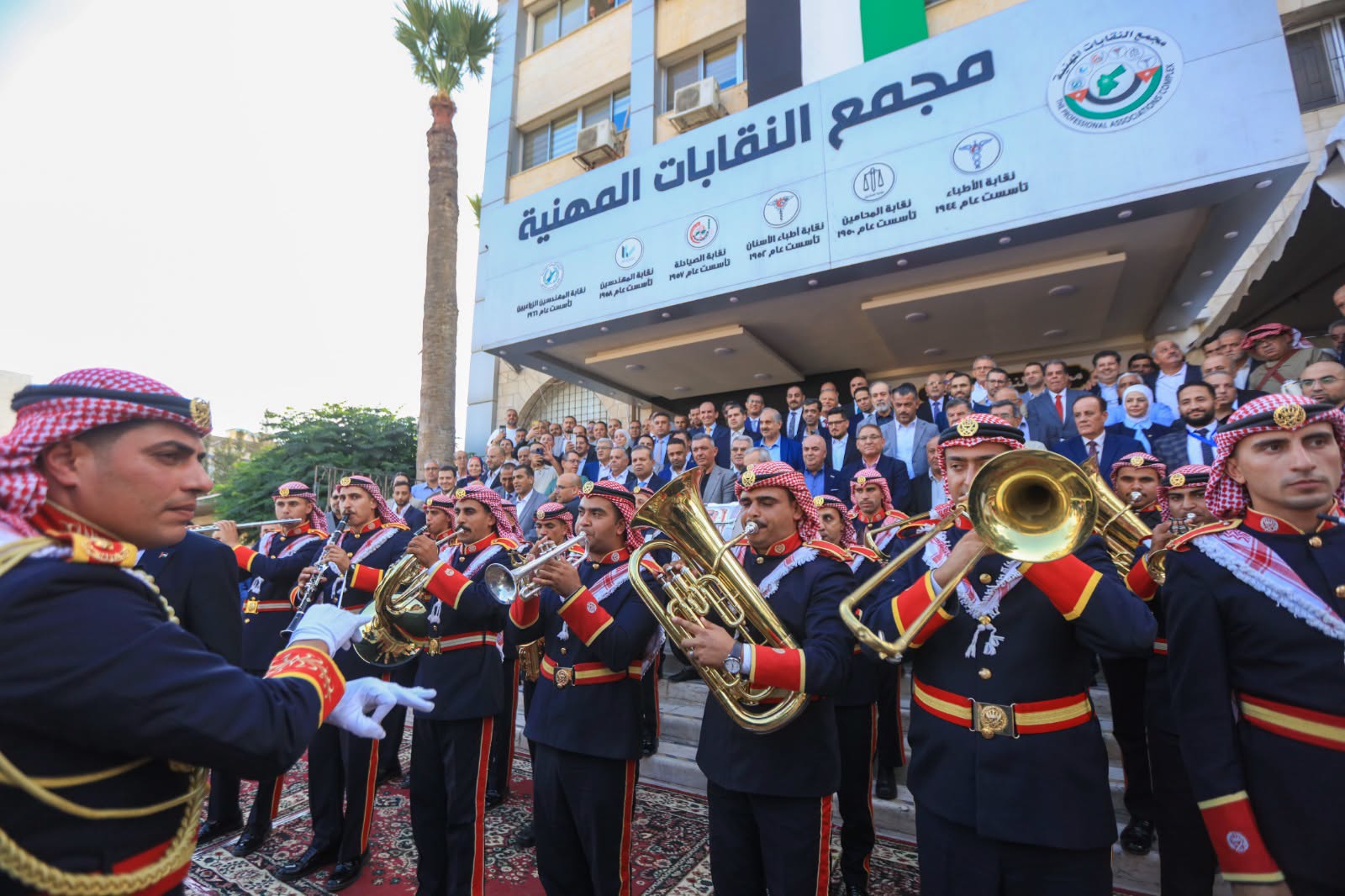 مندوباً عن رئيس الوزراء.. العودات يرعى رفع العلم الأردني وإزاحة الستار عن جدارية العائلة الهاشمية في مجمع النقابات المهنية